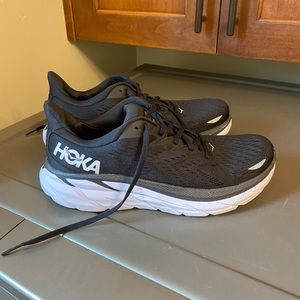 Like new black hoka Clifton 8